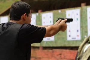 Curso de tiro no Rio de Janeiro com instrutor credenciado. Aprenda manuseio seguro, técnicas de precisão e defesa pessoal.
