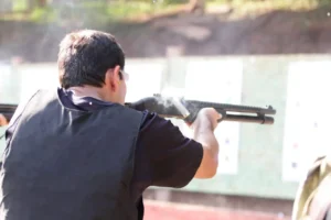 instrutor de tiro ministrando cursos de tiro em clube no rio de janeiro