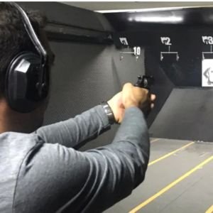 O curso básico de tiro é fundamental, realizado em clubes de tiro no rio de janeiro e com um instrutor de tiro.