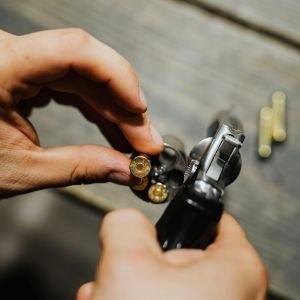 Instrutor aplicando teste técnico de tiro para registro de arma no RJ