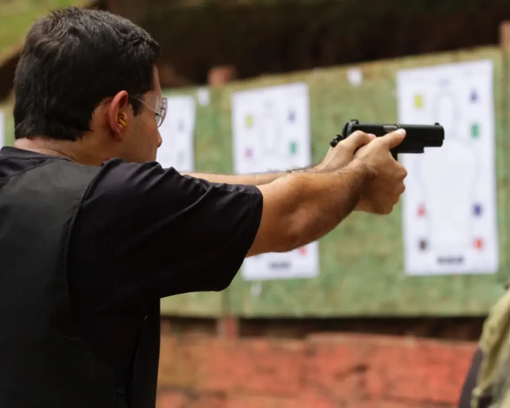 Instrutor de tiro fazendo demonstração